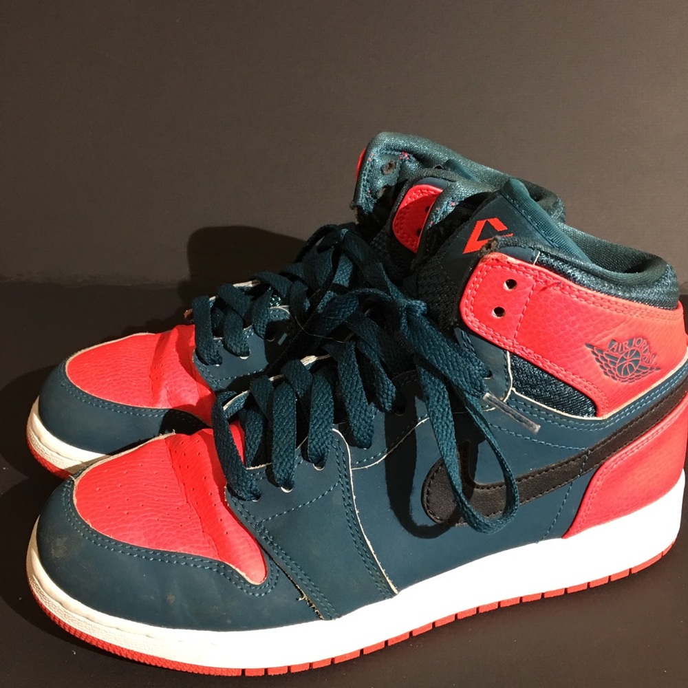 Youth, Jordan 1 Retro (size 6Y) 705300-312